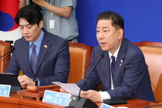 김병기 더불어민주당 대표 직무대행 겸 원내대표가 23일 서울 여의도 국회에서 열린 최고위원회의에서 발언하고 있다. 연합뉴스